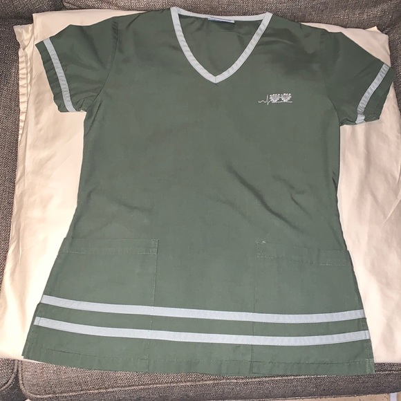 Gently Loved Scrubs by Reina Uniforms - Picture 1 of 6